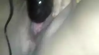 تحصل المرأة السوداء على جرعتها اليومية من المتعة من اثنين من رجال العصابات التي تريد أن تمارس الجنس