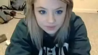 فتاة جامعية رائعة تمارس الجنس بين الأعراق مع رجل وسيم وسيم متزوج