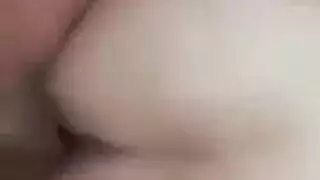 سكس عربي ساخن صريح: عري كامل، عرض مؤخرة وفرج في حركة قاسية