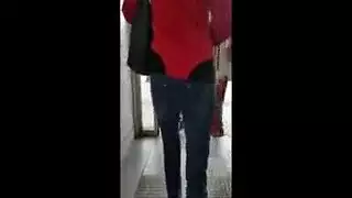 فتاة مجعدة الشعر كبيرة الثدي تلعب بشعرها وتقذف عدة مرات
