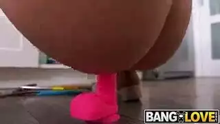 يمزح بزبه علىيما وهي في مطبخ