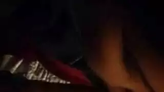 في مكان طبيعي، متعة شديدة: فتاة هندية تبلغ الذروة من الجنس الفموي