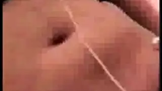 حصلت على الوشم وهي عارية ثم أخذت قضيبًا سميكًا مباشرة بعد ذلك
