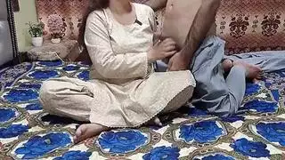 جماع شرجي قاس: فتاة باكستانية تخضع لرئيسها العربي