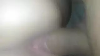 علاقة رباعية صريحة: مراهقة تمتلئ من قبل فحل مجهول ماهر