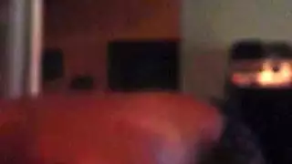 سياسية ممتلئة الصدر تأخذ قذفاً كثيفاً على وجهها