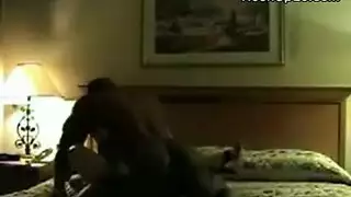 العاهرة المضفورة بيلا تتوسل للحصول على قضيب صلب من جارها الساخن