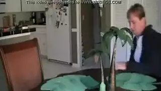 الأم تعلم فتاتها المثيرة أن تتعرى وتضاجع نفسها في فتحتها الضيقة