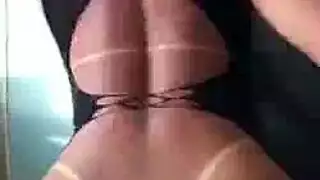 جلسة فموية صريحة: أم شقراء ناضجة تُسعد ابنتيها في مقطع إباحي