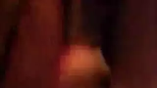 أم مثيرة تغوي فتاتين لممارسة جنسية عابرة