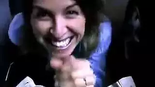 مشهد فموي صريح في السيارة: عاهرة لبنانية تخدم زباً ثخيناً