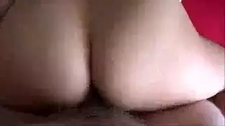 تنام وهو يضع ديكه في فمه