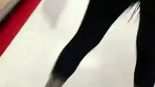 فتاة صغيرة عاهرة: جواربها مرتفعة وفمها مفتوح