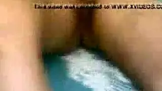 مصري تستناك في شقة