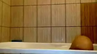 إنها عاهرة آسيوية تأخذ عمودًا صلبًا وتبلغ بقوة