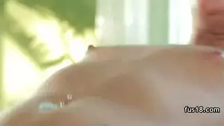 خنثى مثار في جلسة جماعية جنسية